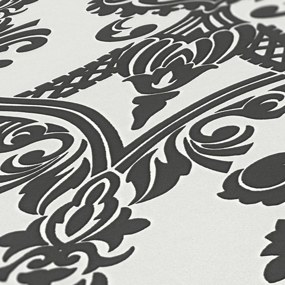             Metallic Tapete Barock Ornamentmuster in Schwarz-Weiß
        