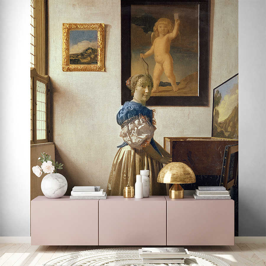         Fototapete "Eine junge Frau, die an einem Jungfrau steht" von Jan Vermeer
    