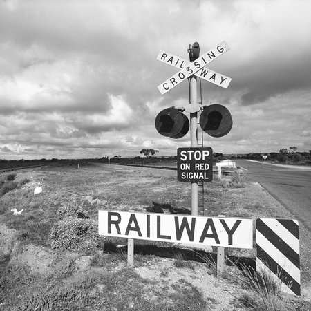         Bahnübergang – Fototapete Schwarz-Weiß Landschaft
    