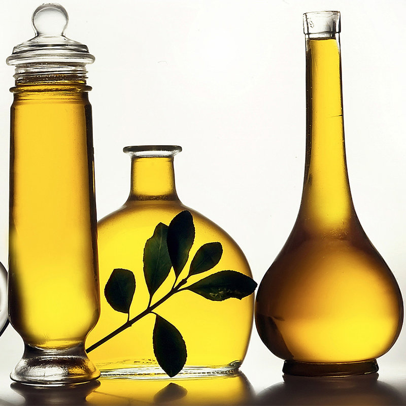Fototapete Flaschen mit Olivenöl – Perlmutt Glattvlies
