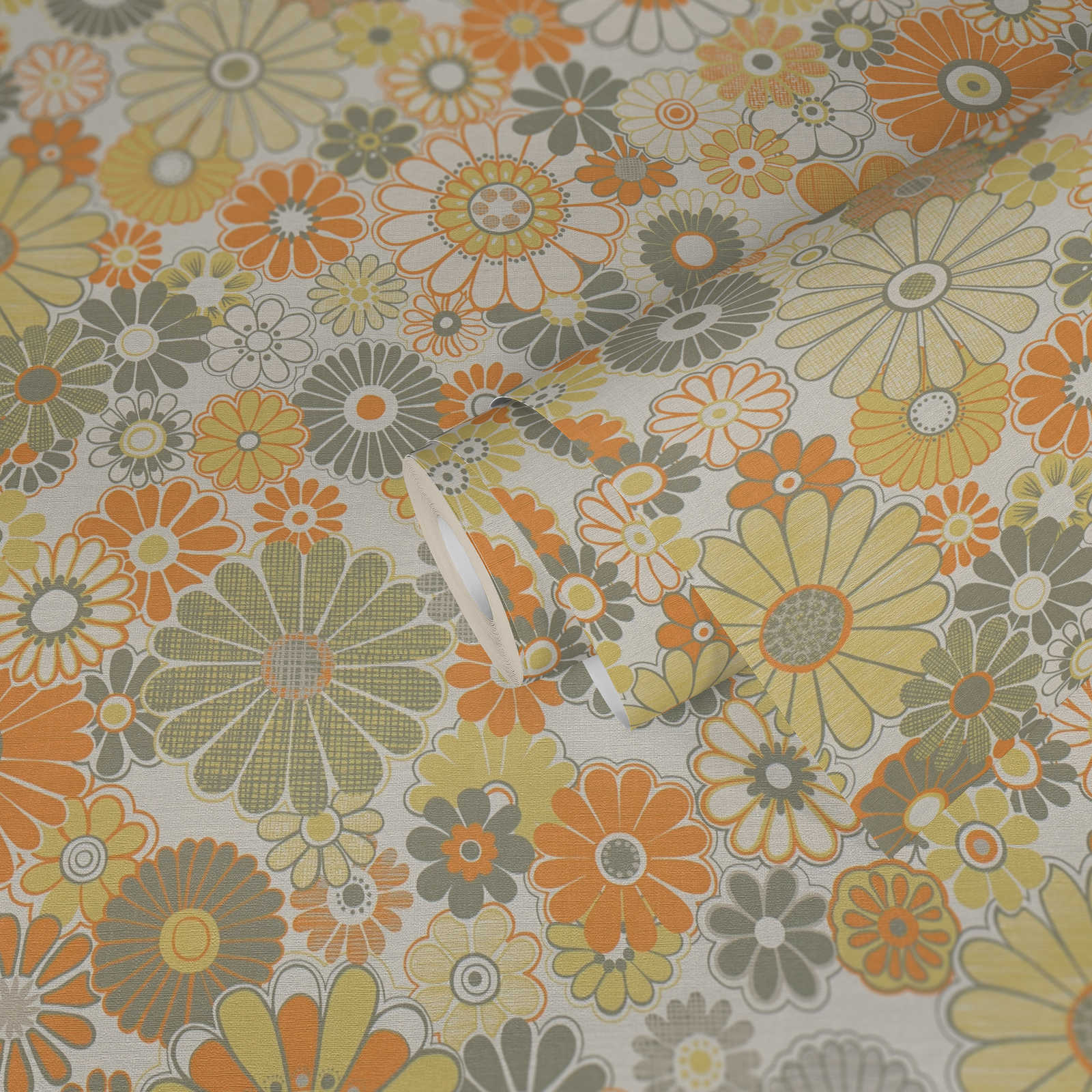             Leicht strukturierte Blumen Tapete im Retro Stil – Orange, Grün, Weiß
        