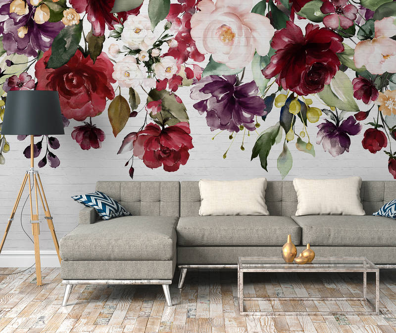             Knallige Blumen an Wand in Steinoptik – Bunt, Weiß, Rot
        