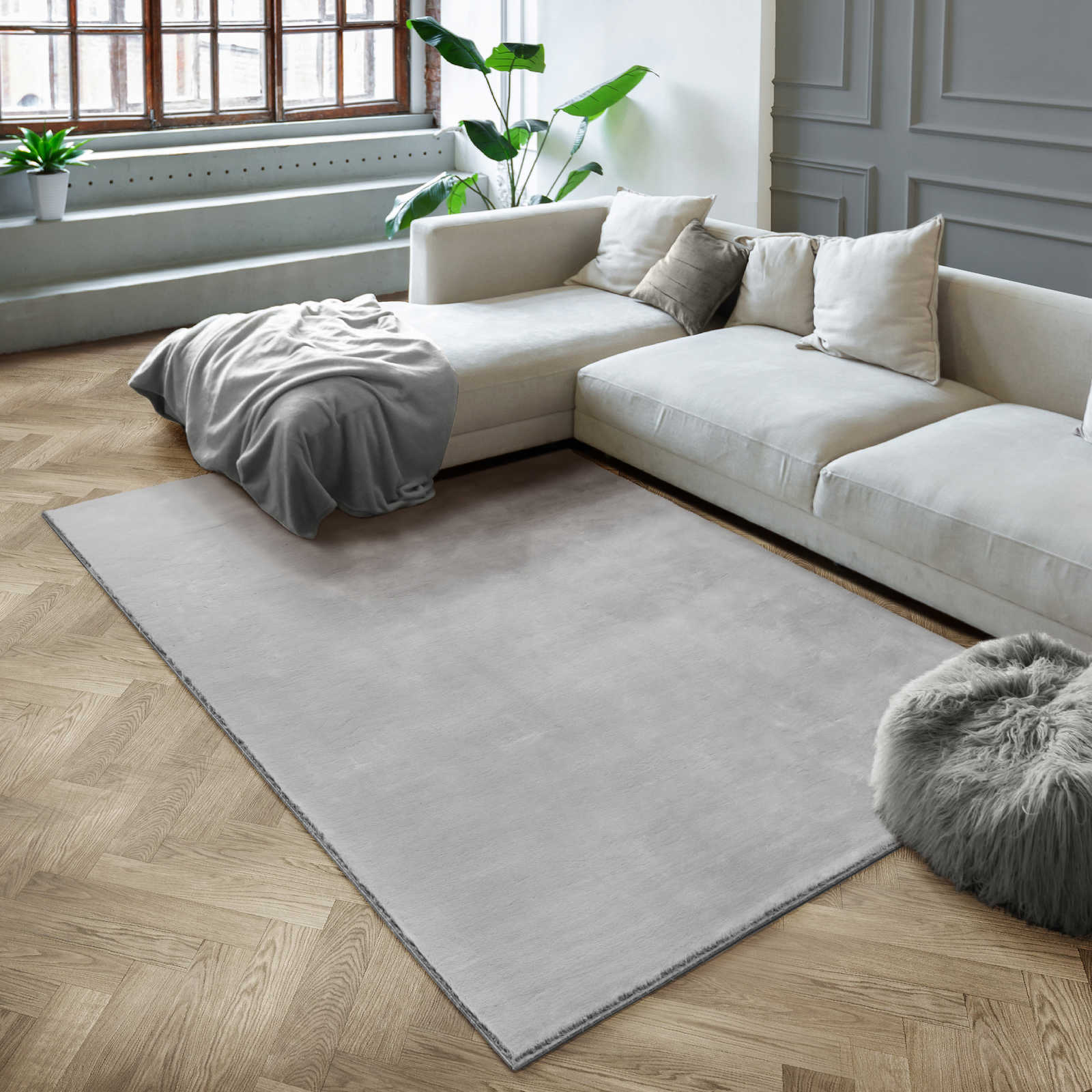 Kuscheliger Hochflor Teppich in sanften Grau – 110 x 60 cm
