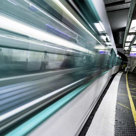         Fototapete Einfahrender Zug – Metro in Paris
    