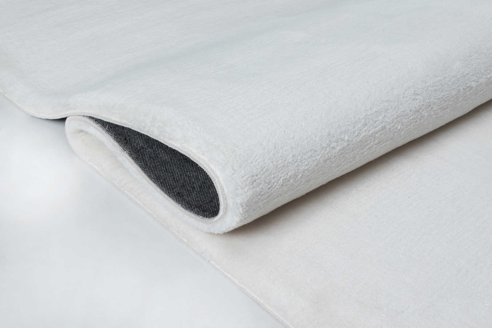             Flauschiger Hochflor Teppich in angenehmen Creme – 150 x 80 cm
        