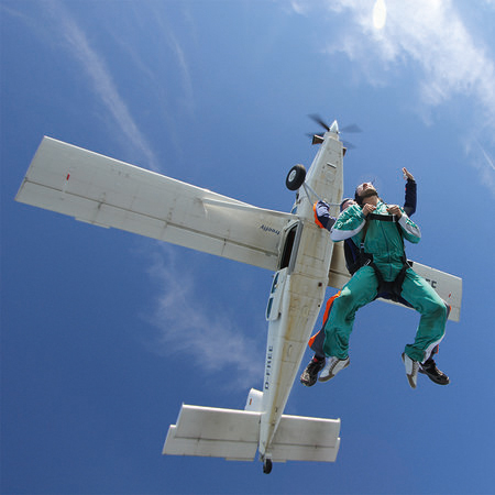         Fallschirm – Fototapete Tandemsprung & Himmelsblick
    