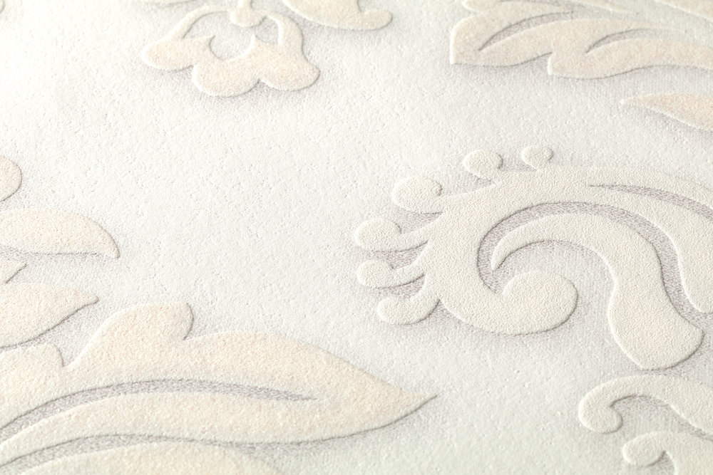             Barock Tapete Ornamente mit Glitzereffekt – Weiß, Silber, Beige
        