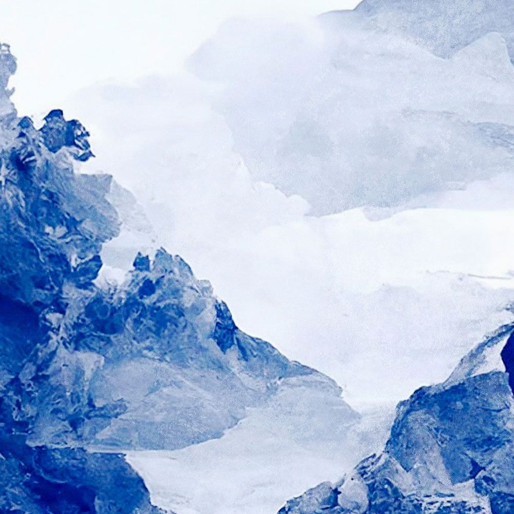             Fototapete »tinterra 3« - Landschaft mit Bergen & Nebel – Blau | Glattes, leicht perlmutt-schimmerndes Vlies
        
