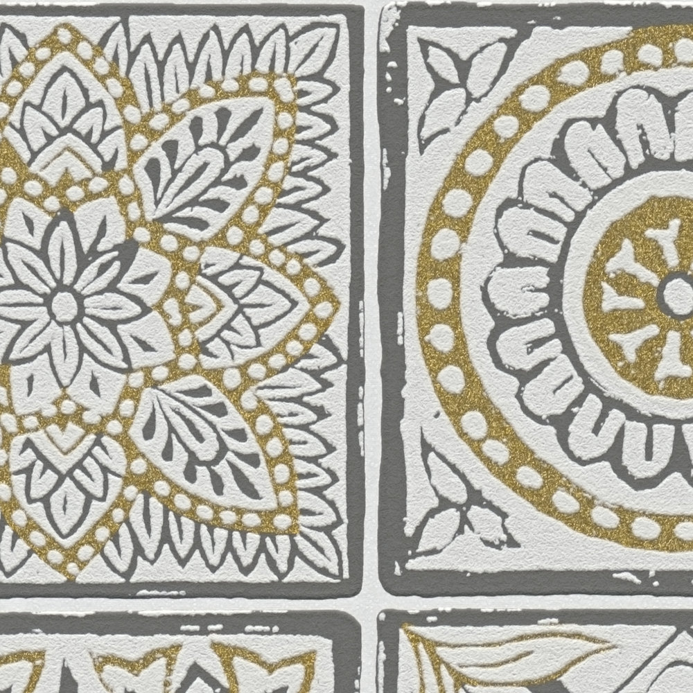             Florale Vliestapete mit Fliesen und Mosaik Optik – Gold, Weiß, Schwarz
        