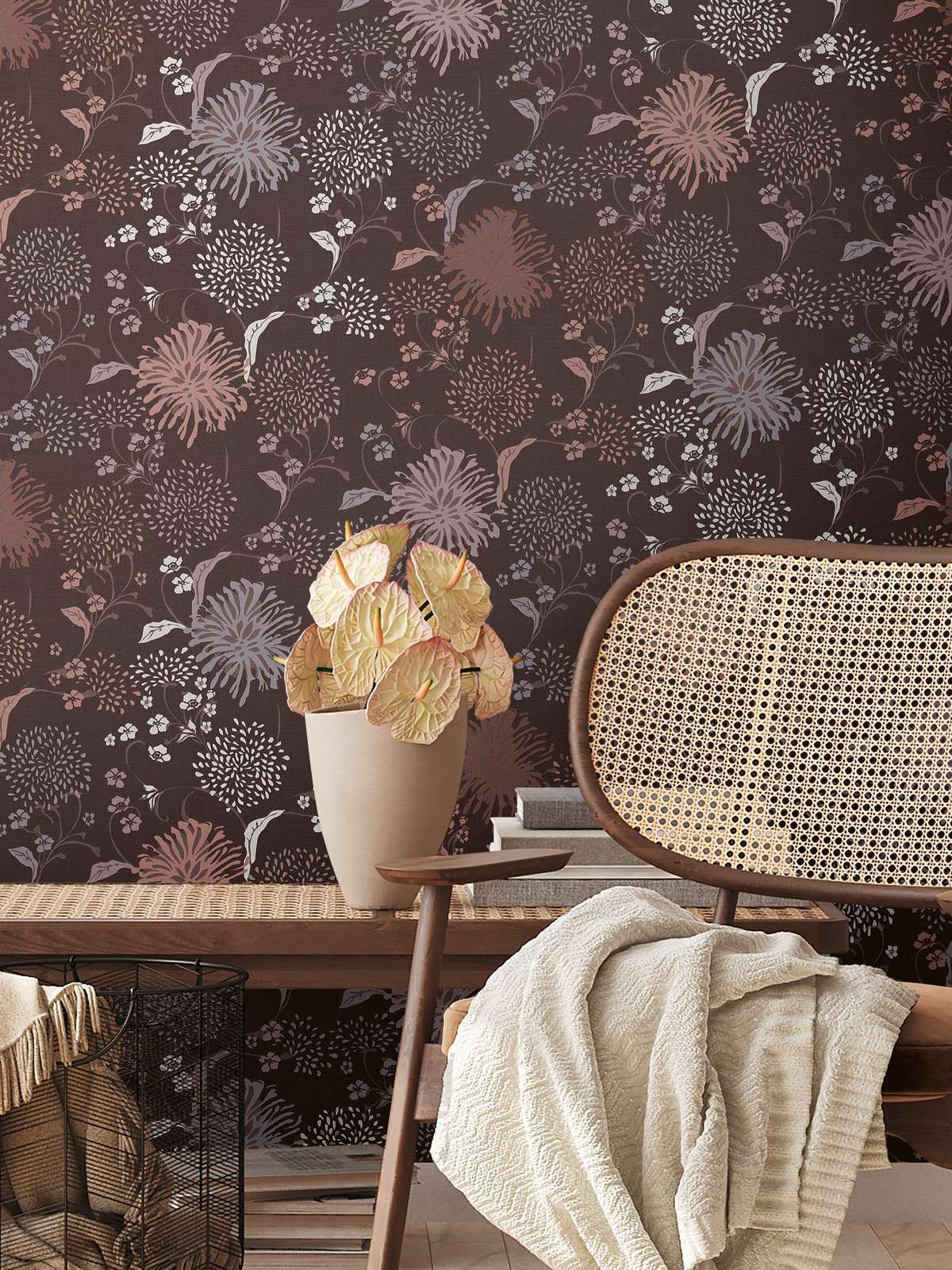             Blumentapete mit verspieltem Muster & Leinenoptik – Weinrot, Grau, Weiß
        