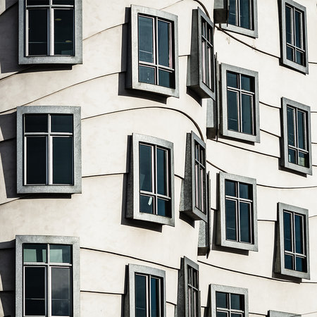         Fototapeten Tanzendendes Haus – Moderne Fenster-Architektur
    