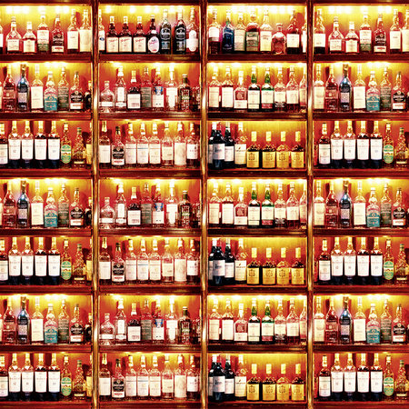 Flaschenregal – Fototapete Bar Motiv Spiritus Regal
