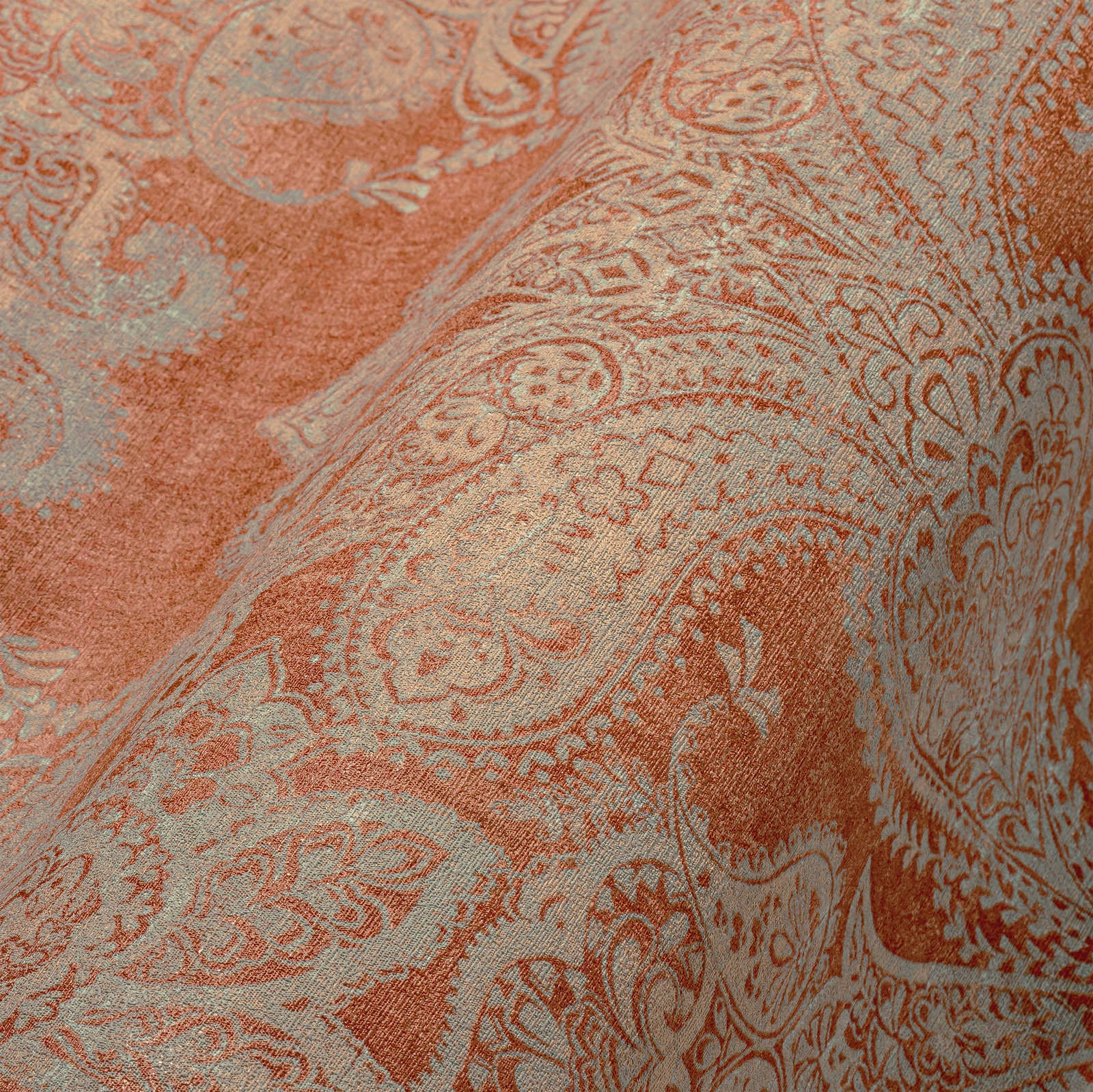             Vliestapete im Barockstil mit Ornamenten – Orange, Türkis, Grau
        
