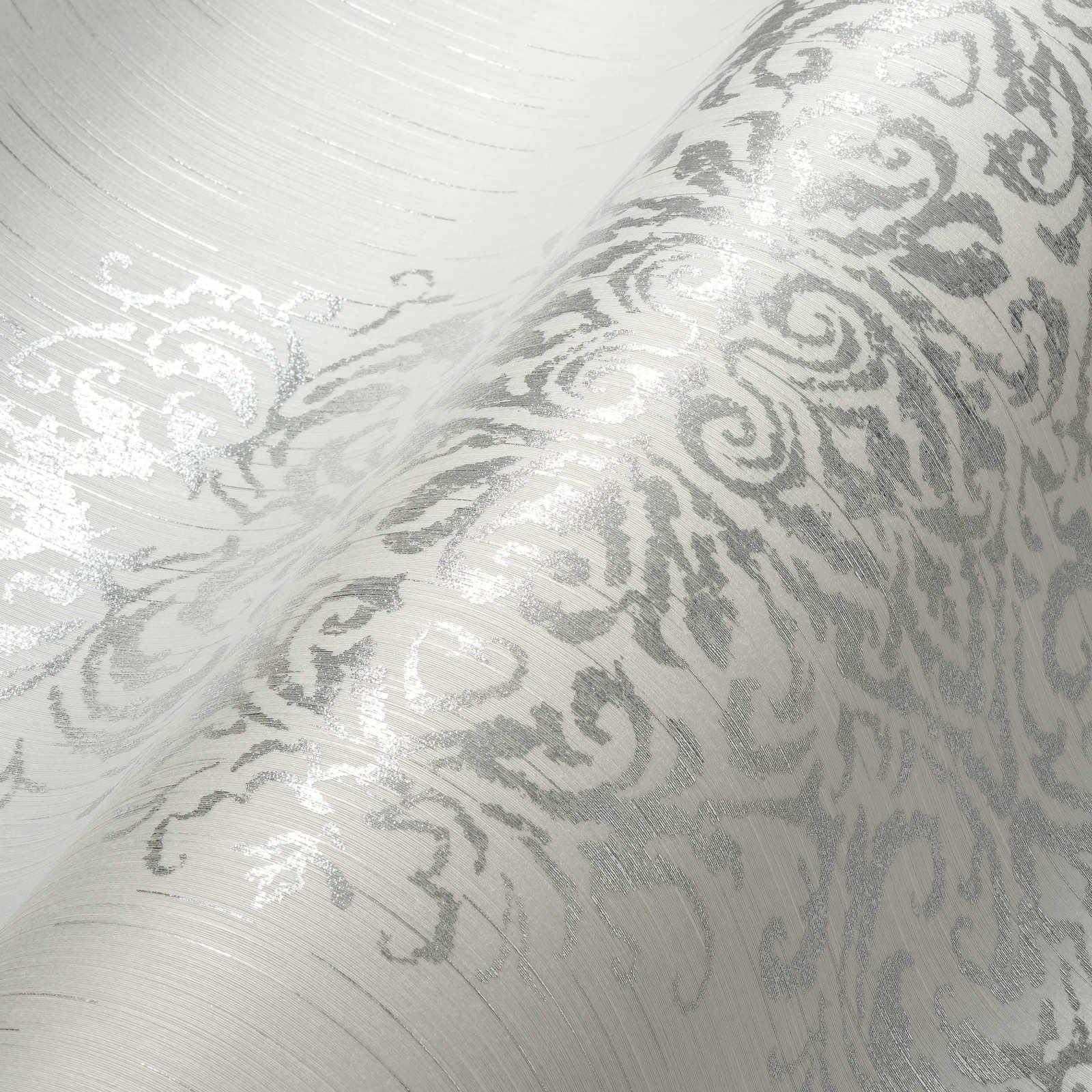             Ornament-Tapete mit Metallic-Effekt im Used-Look – Weiß, Silber, Blau
        