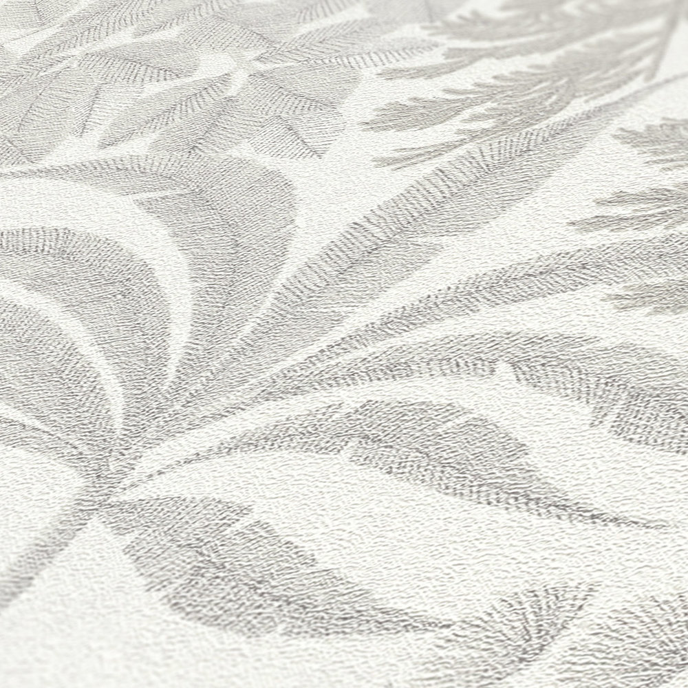             Leicht glänzende Blumentapete in dezenter Farbe – Weiß, Grau, Silber
        