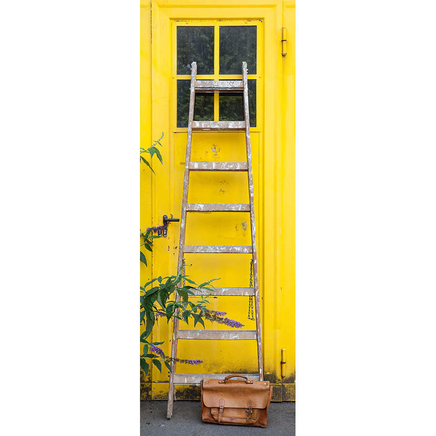 Moderne Fototapete Leiter an gelber Tür auf Premium Glattvlies
