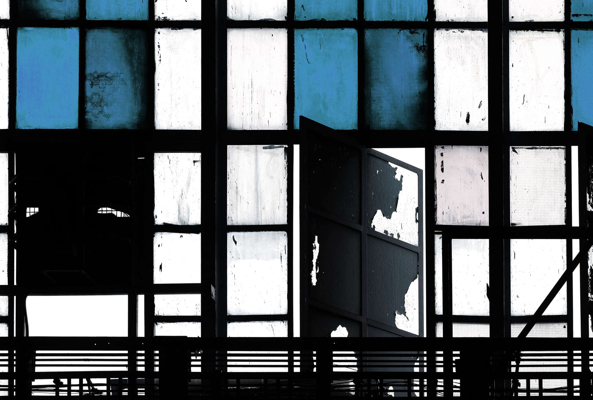             Bronx 3 - Fototapete, Loft mit Buntglas-Fenstern – Blau, Schwarz | Perlmutt Glattvlies
        