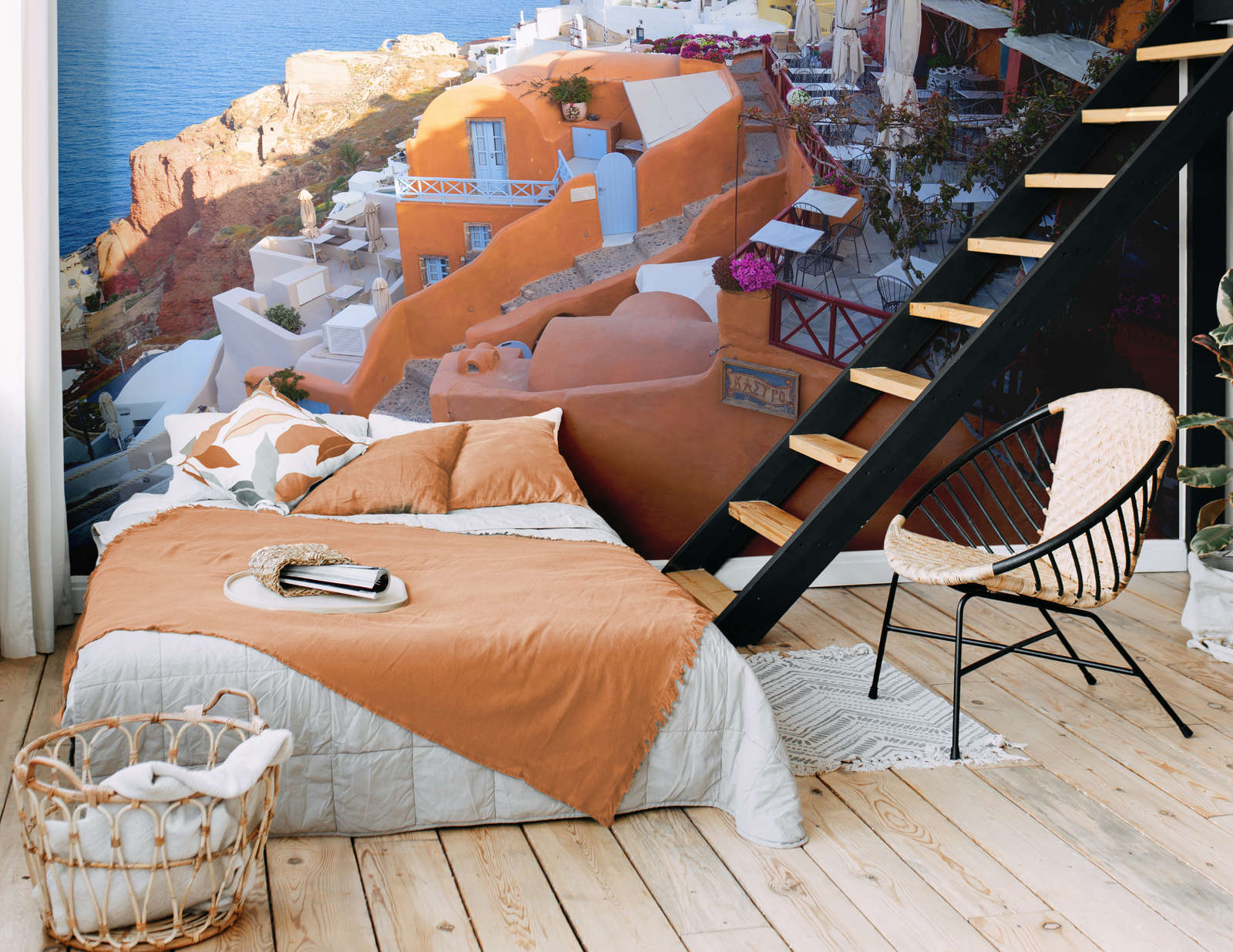             Fototapete Terrasse an der Küste Santorinis – Perlmutt Glattvlies
        