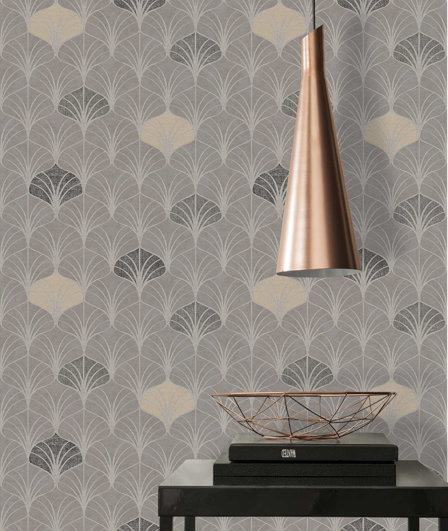             Mustertapete Art-Deco-Stil mit Metallic Effekt – Grau, Beige, Braun
        