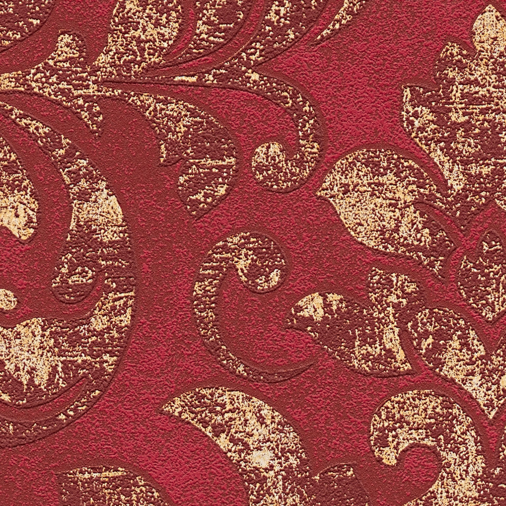             Barock-Tapete mit Ornamenten im Used Look – Rot, Gold
        