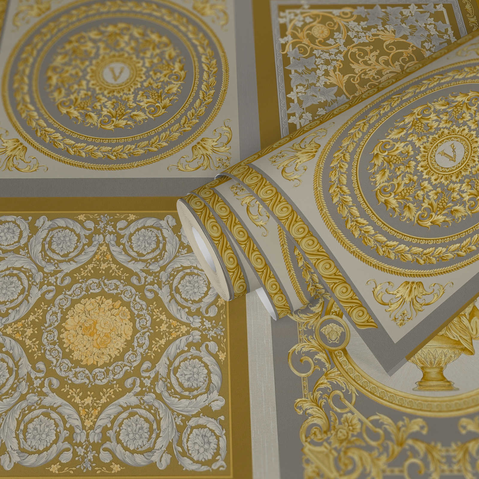             Metallic VERSACE Tapete mit Ornamentdesign, Gold und Silber
        