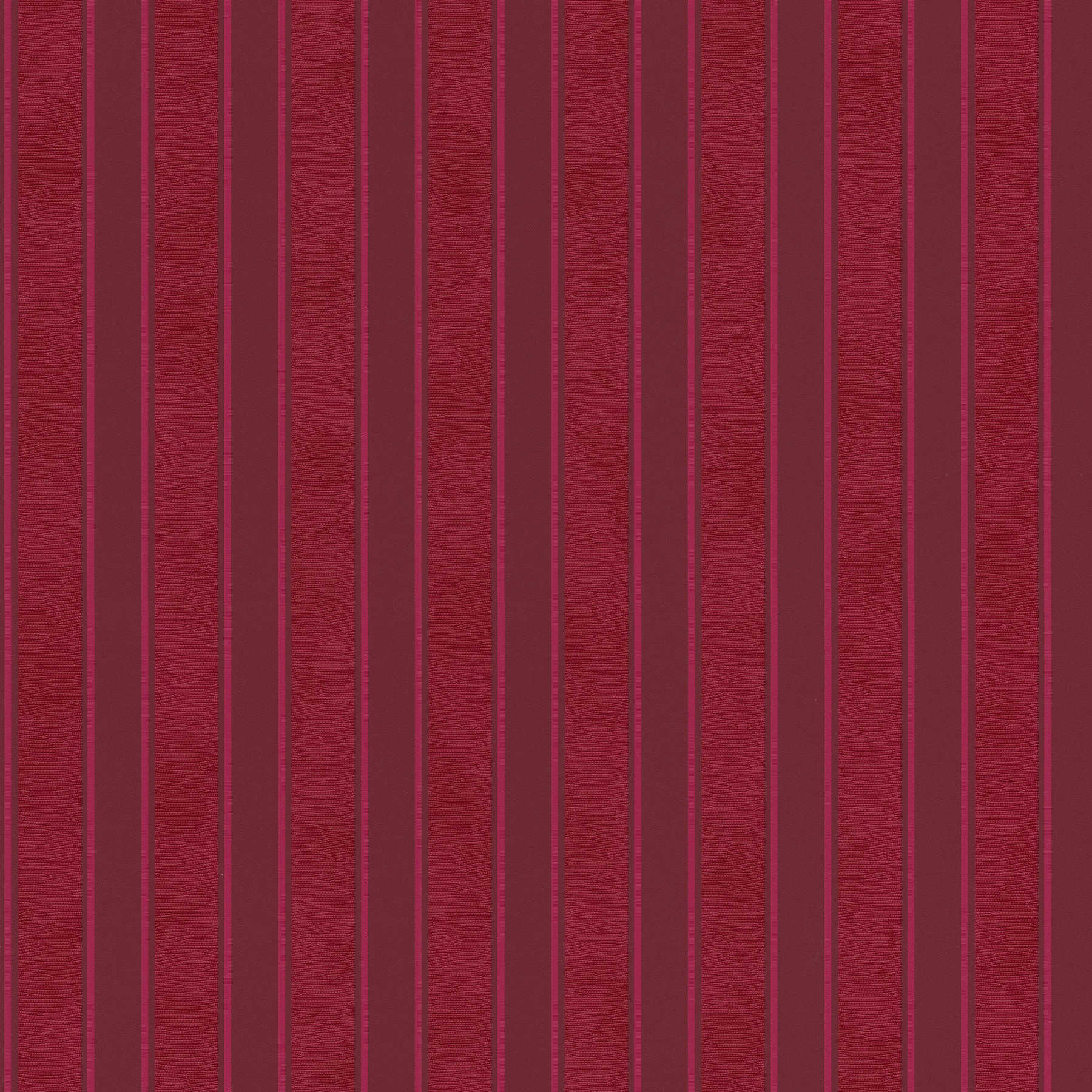         Vliestapete Streifen mit Strukturmuster – Bordeaux Rot
    