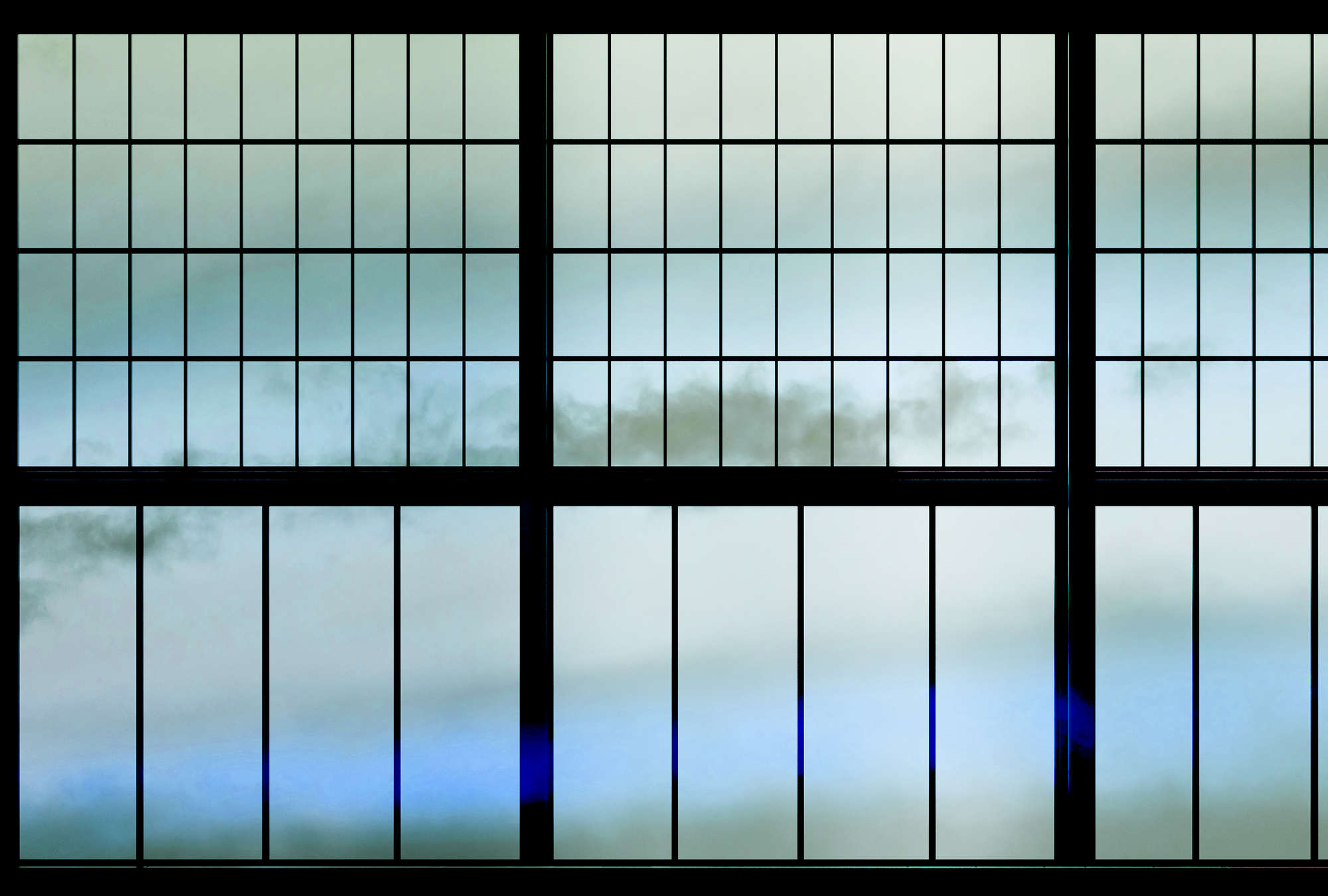             Sky 3 - Fototapete Sprossenfenster mit Wolkenhimmel – Blau, Schwarz | Perlmutt Glattvlies
        