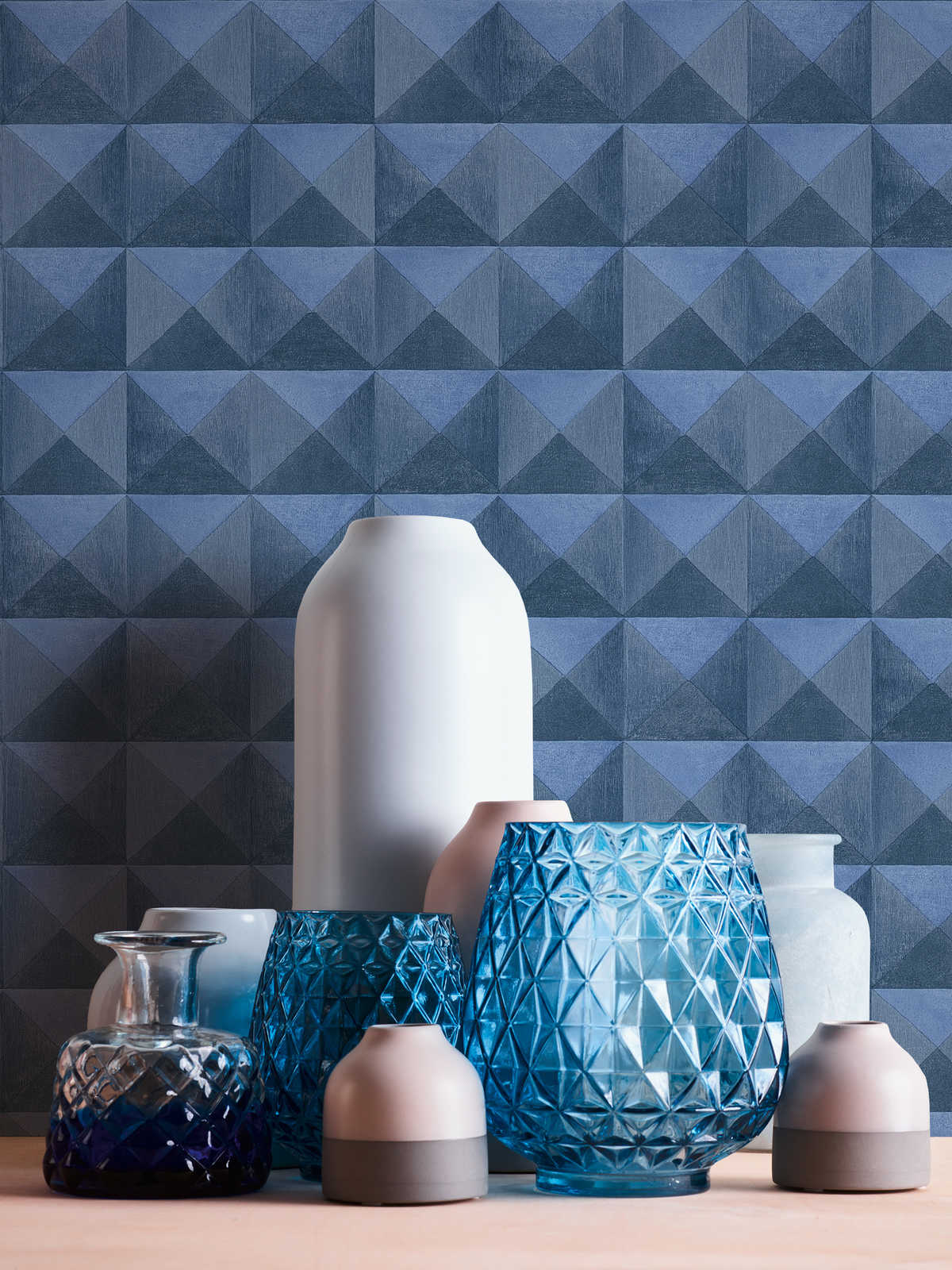             Vliestapete mit 3D Muster im Pyramiden Effekt – Blau
        