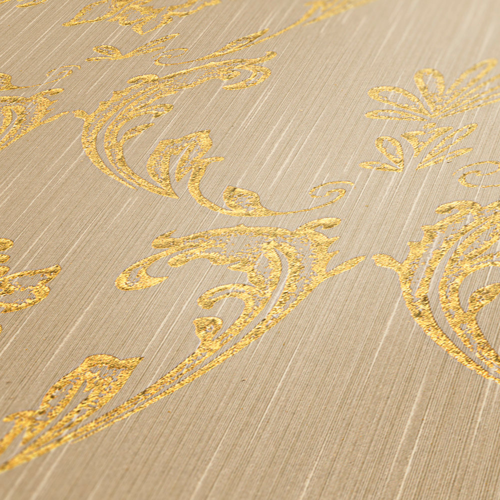             Ornamenttapete mit floralen Elementen in Gold – Gold, Beige
        