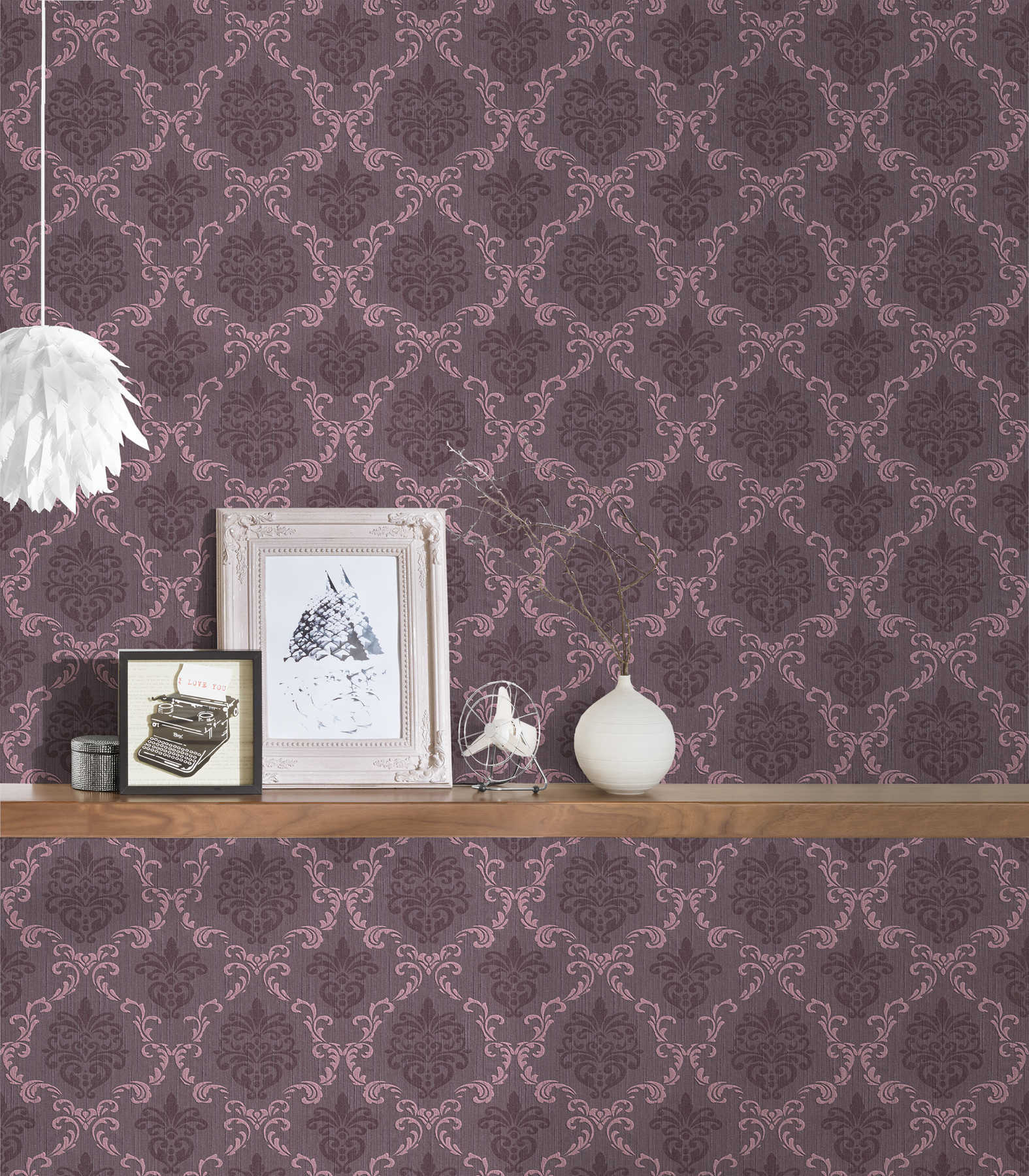             Barock Tapete mit Ornamenten & Strukturmuster – Violett
        