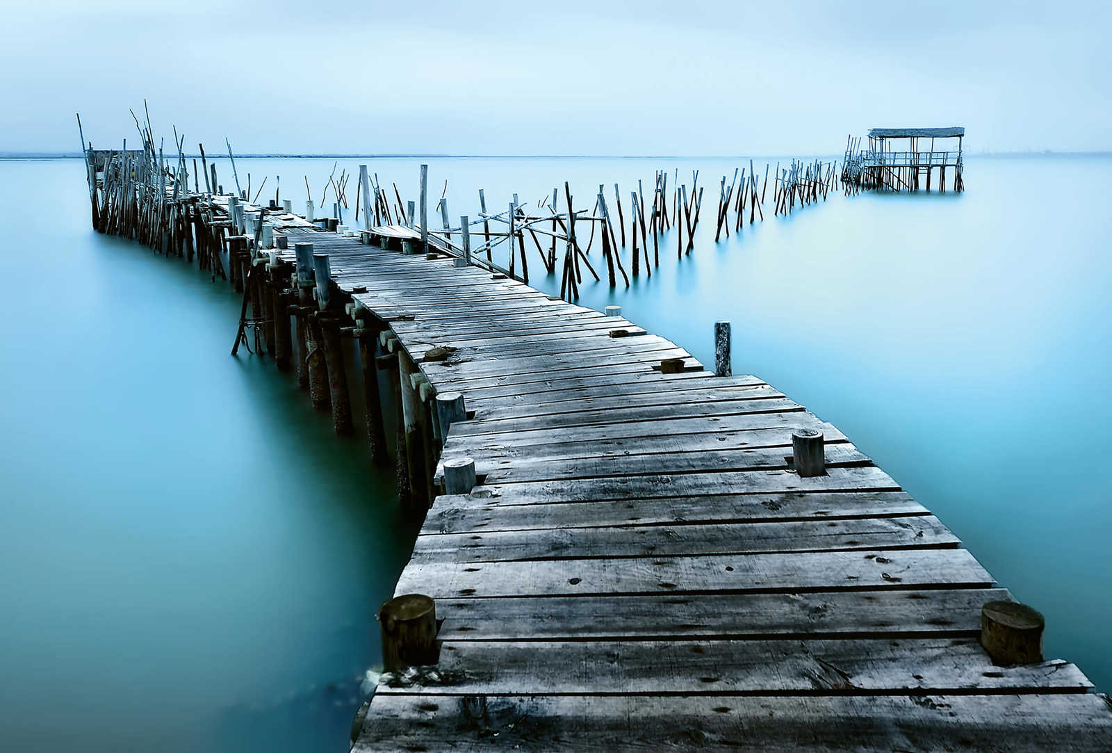         Fototapete alter Bootssteg im Wasser – Blau, Grau
    