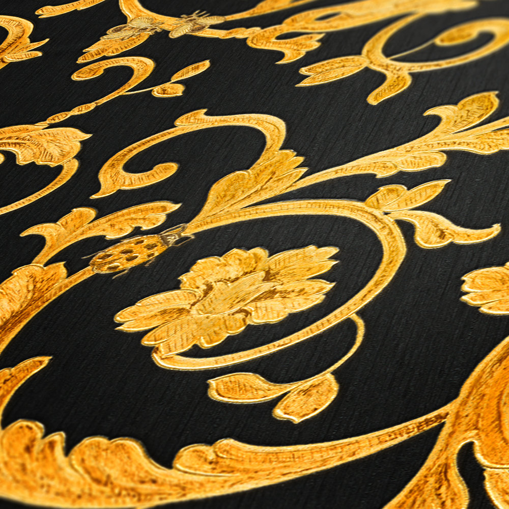             Schwarze VERSACE Tapete mit Gold-Ornamenten & Schmetterling
        