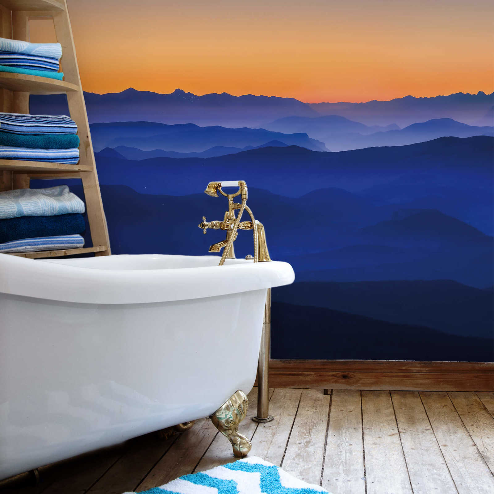             Fototapete Berge bei Sonnenaufgang – Blau, Orange, Gelb
        