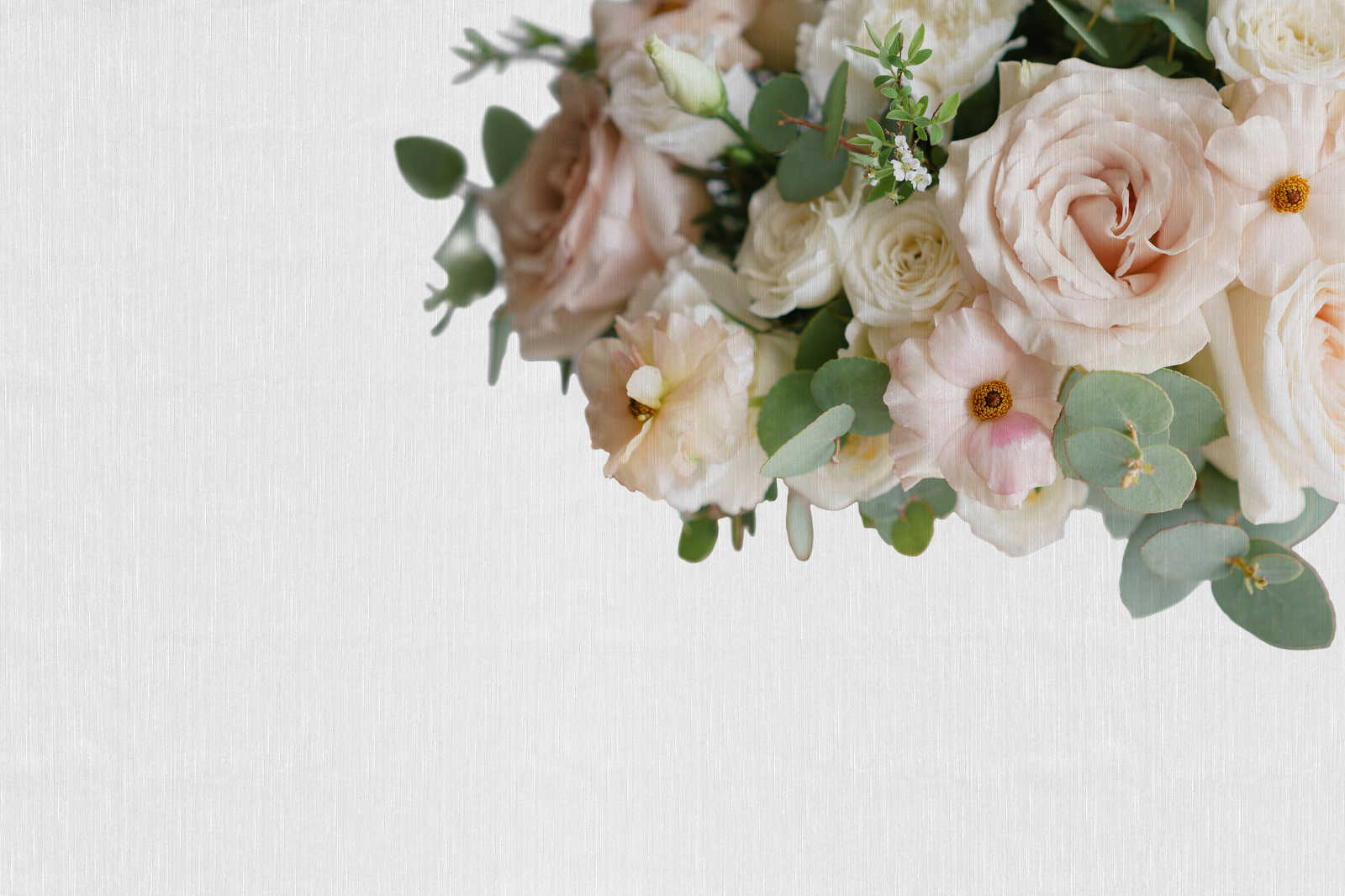             Leinwandbild Blumenbouquet aus Rosen und Eukalyptus – 0,90 m x 0,60 m
        