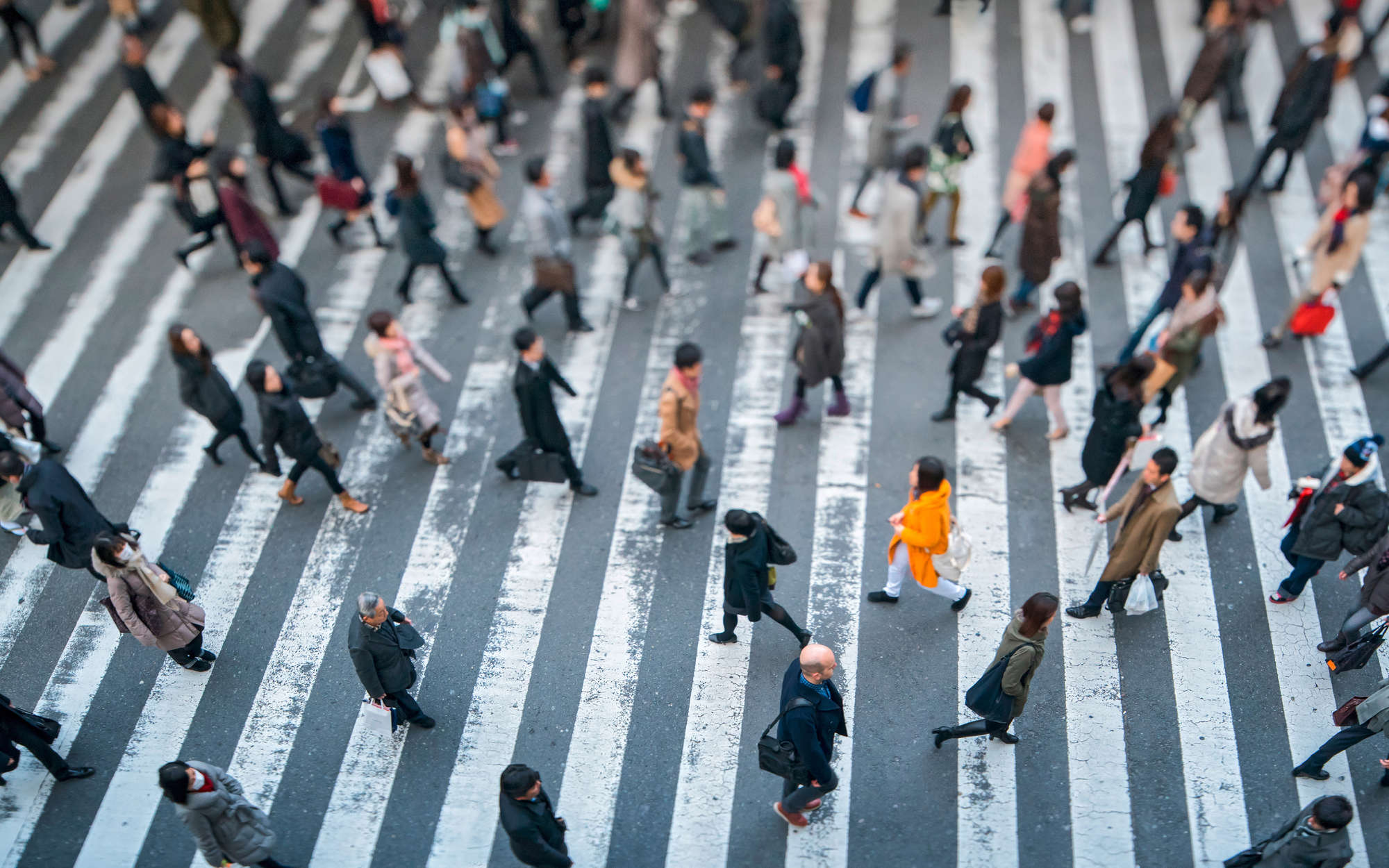             Urbane Fototapete mit Menschen auf Zebrastreifen – Mattes Glattvlies
        