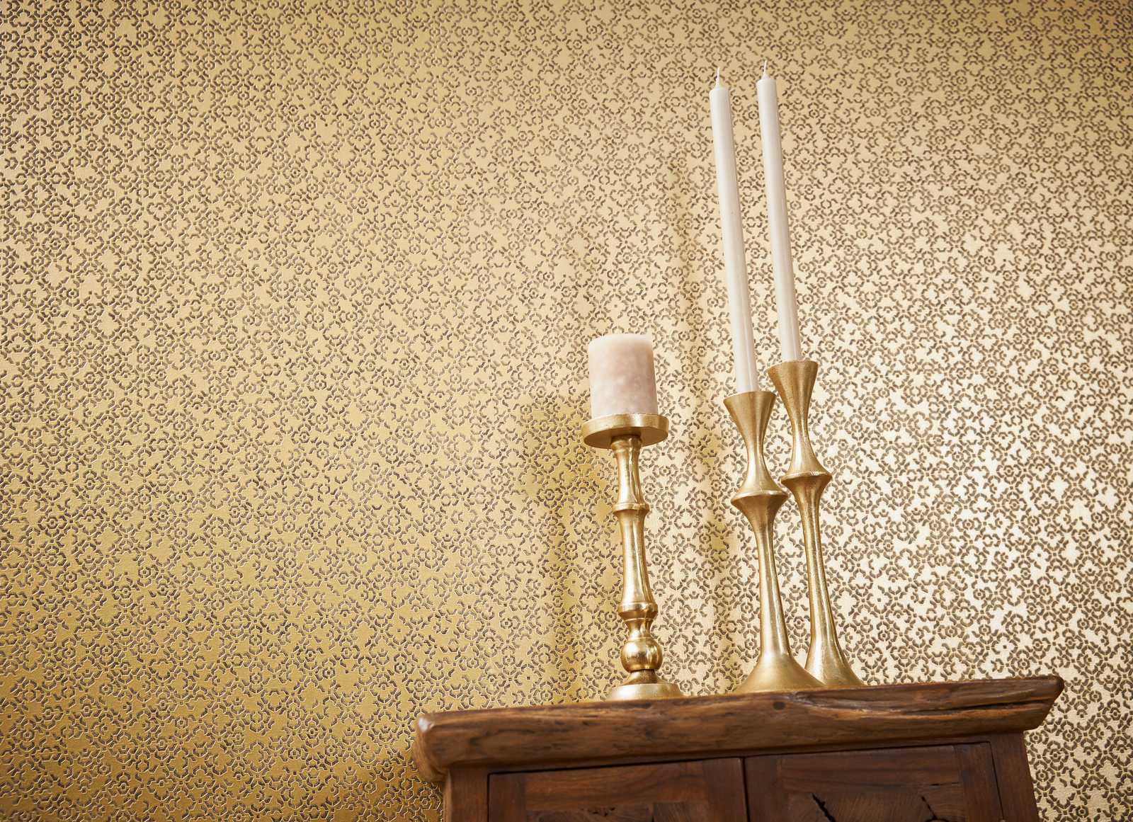             Goldene Mustertapete mit 3D-Effekt & Metallic-Glanz – Braun, Gelb, Metallic
        