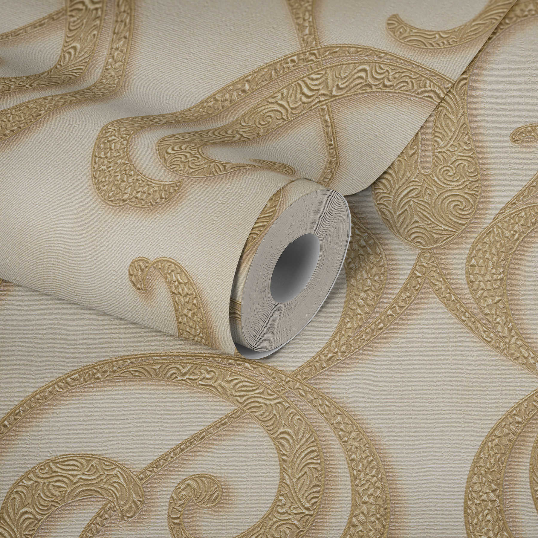             Metallic Tapete mit filigranem Ornamentmuster – Creme
        