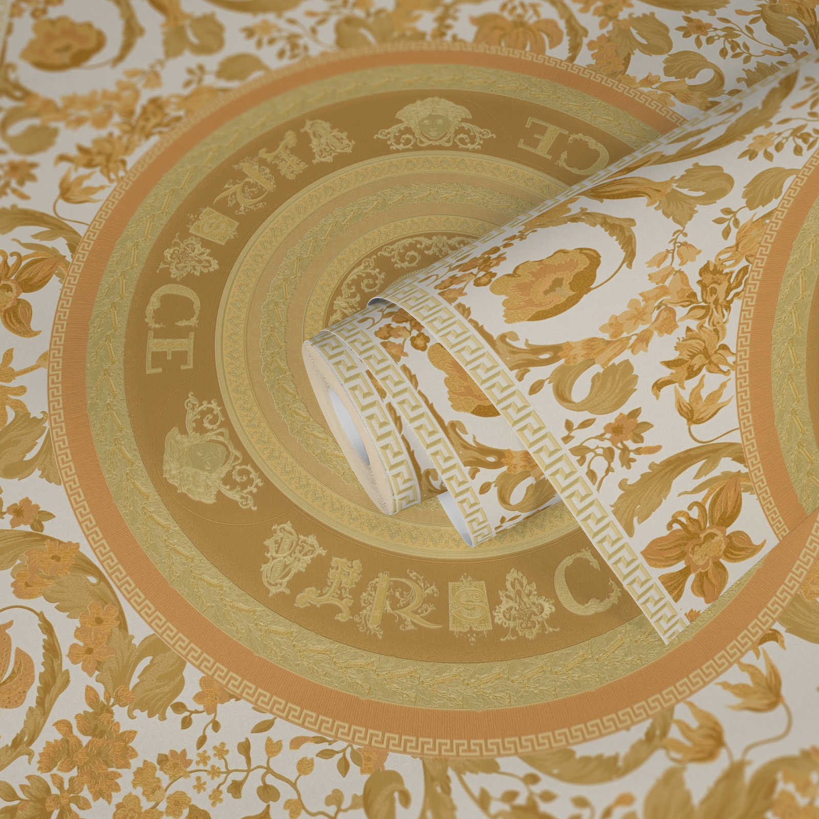             Goldene VERSACE Tapete mit rundem Emblem – Creme
        