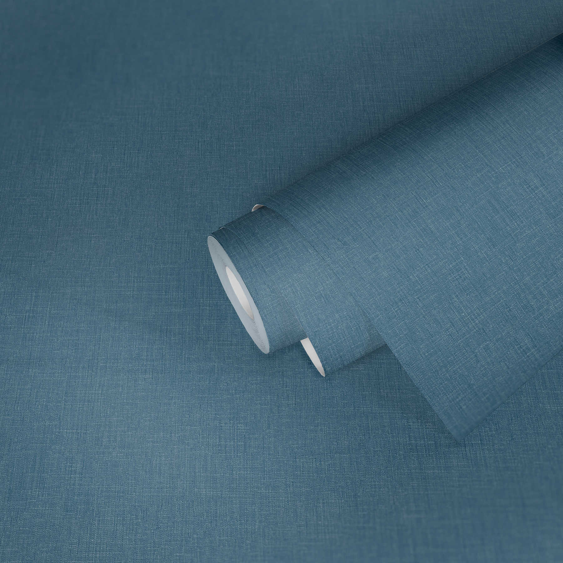             Petrol Blaue Tapete meliertes Textildesign im Scandi Look
        
