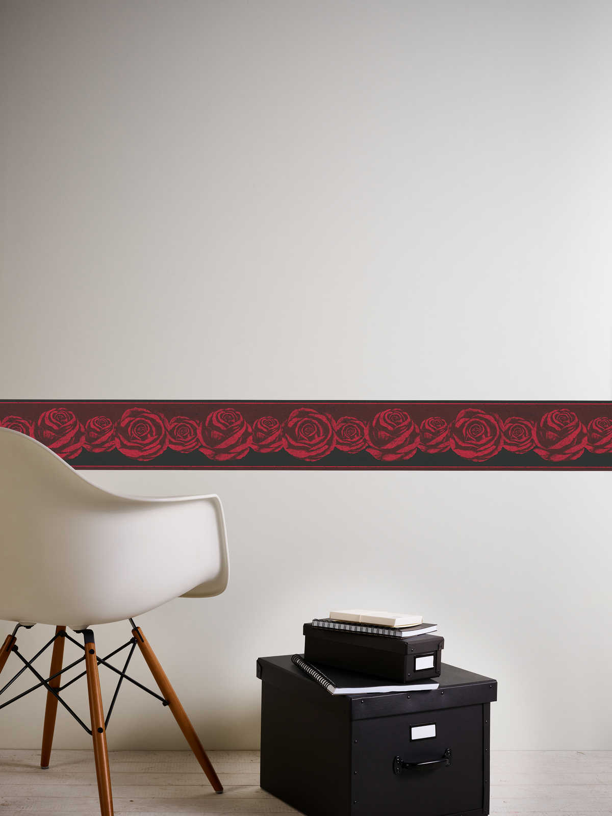             Tapetenbordüre Schwarz-Rot mit Rosen Muster
        