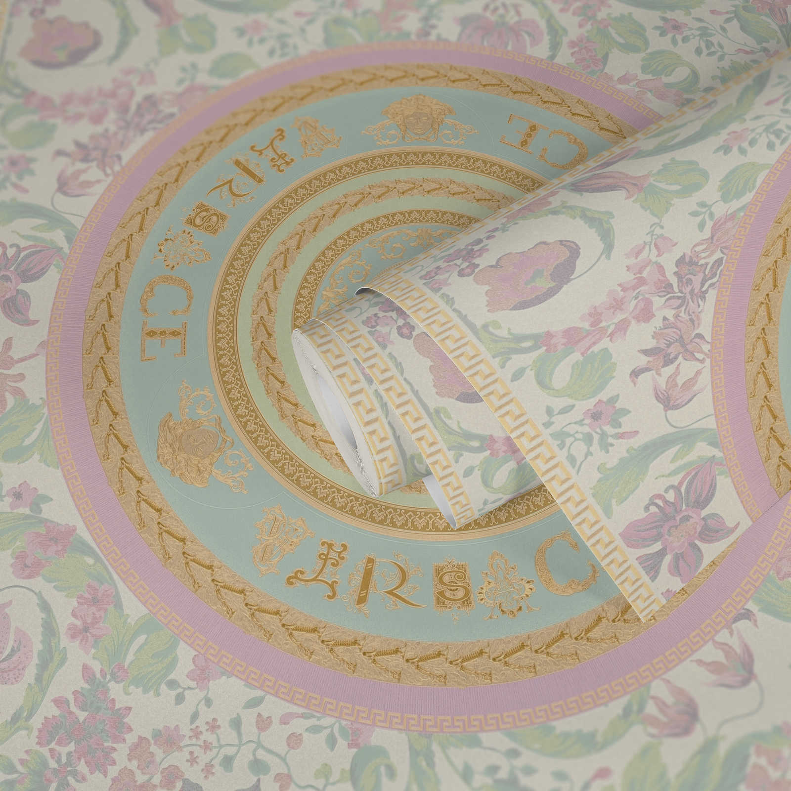             Pastellfarbene VERSACE Tapete mit Marken Design – Bunt
        