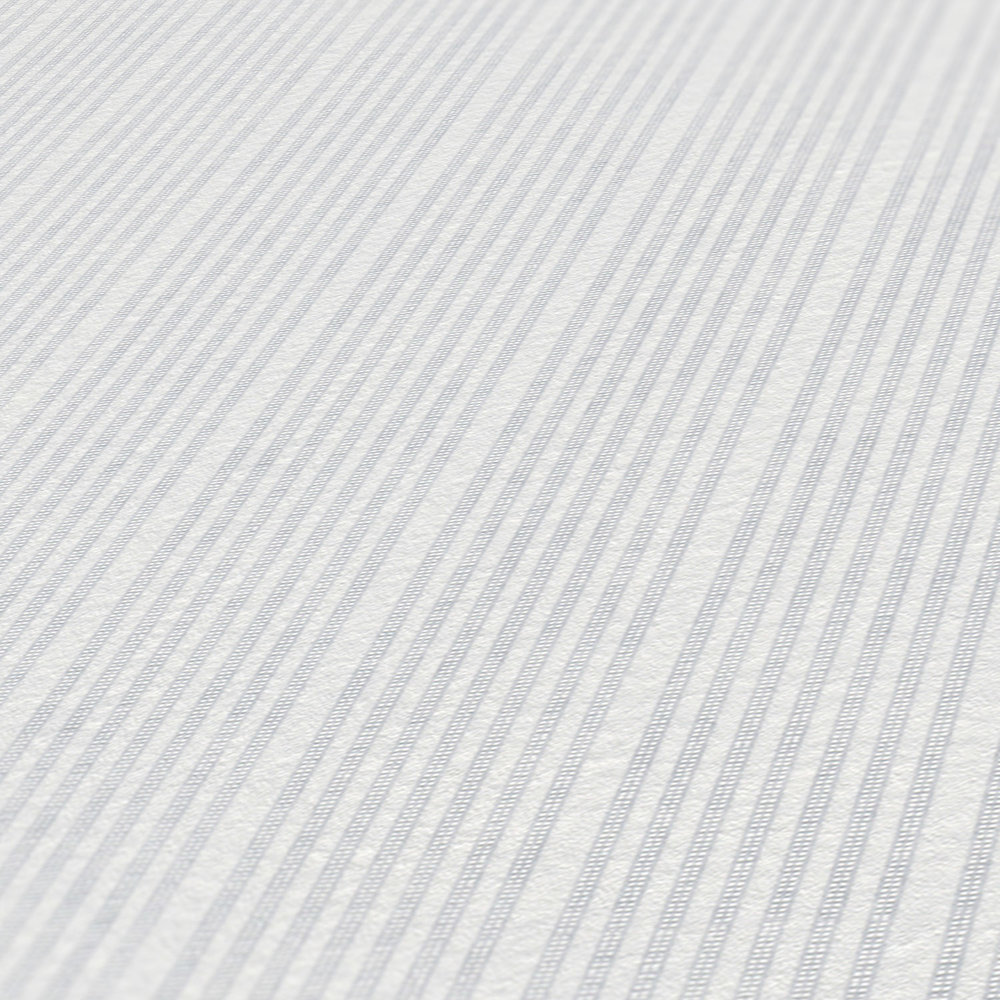            Vliestapete liniert mit vertikalem Streifenmuster – Weiß
        