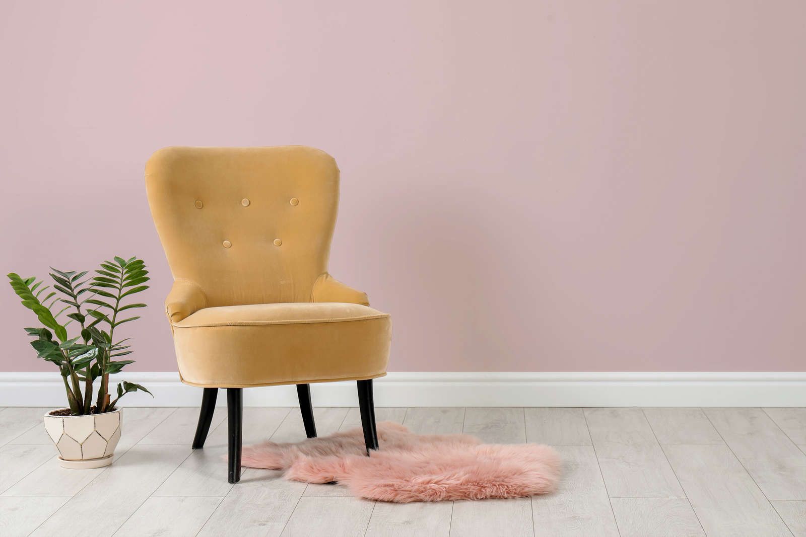 Raumbild rosa Wandfarbe und  gelber Sessel DD125722