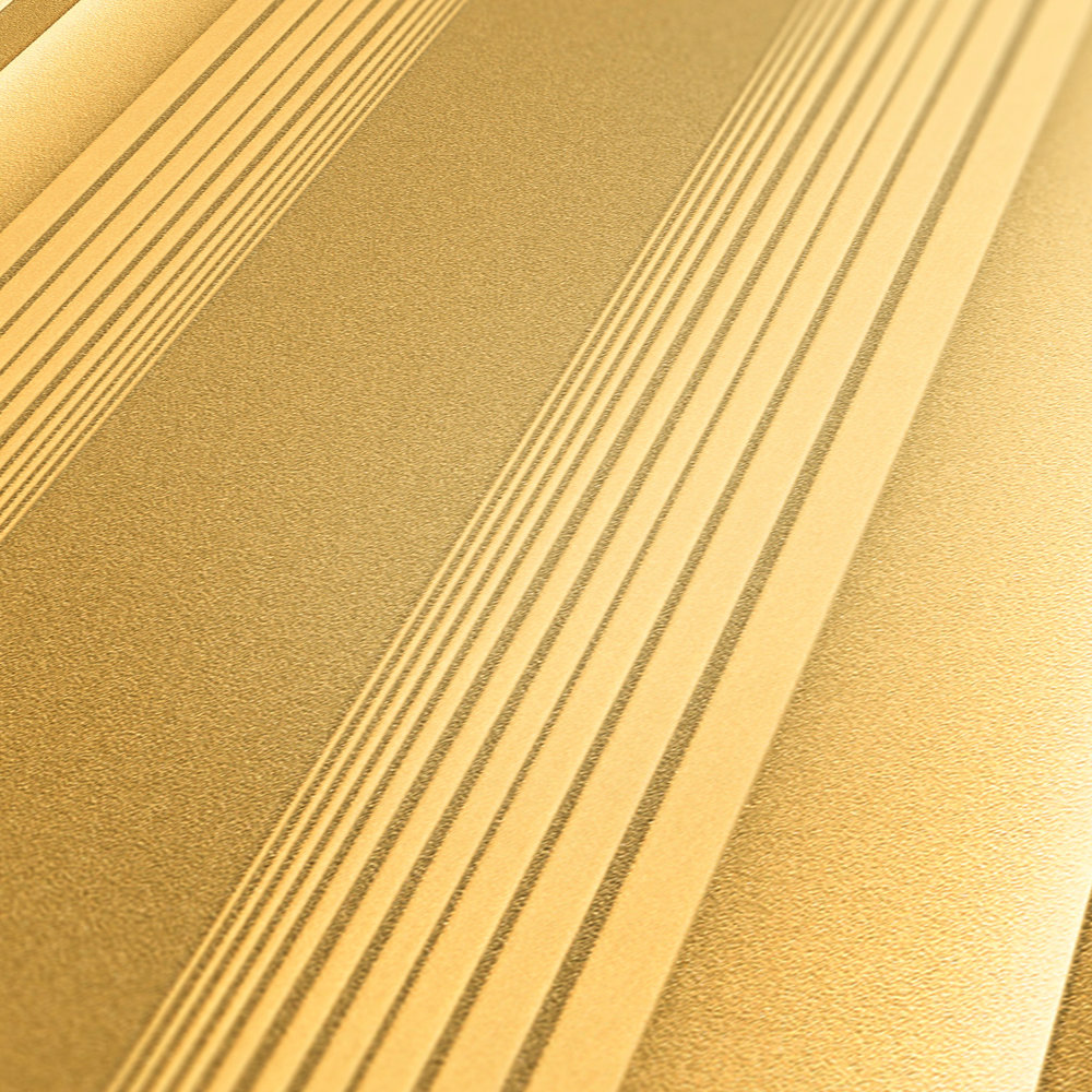             Goldene Tapete mit Streifenmuster, elegant & opulent
        