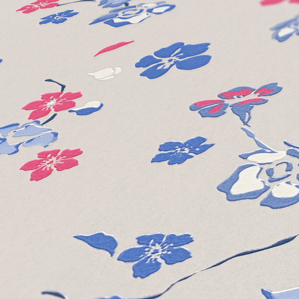             Vliestapete mit verspieltem Blumenmuster – Hellgrau, Blau, Rosa
        