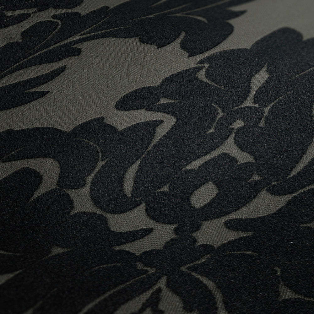             Schwarze Barock Tapete mit Ornamenten & Metallic-Effekt
        