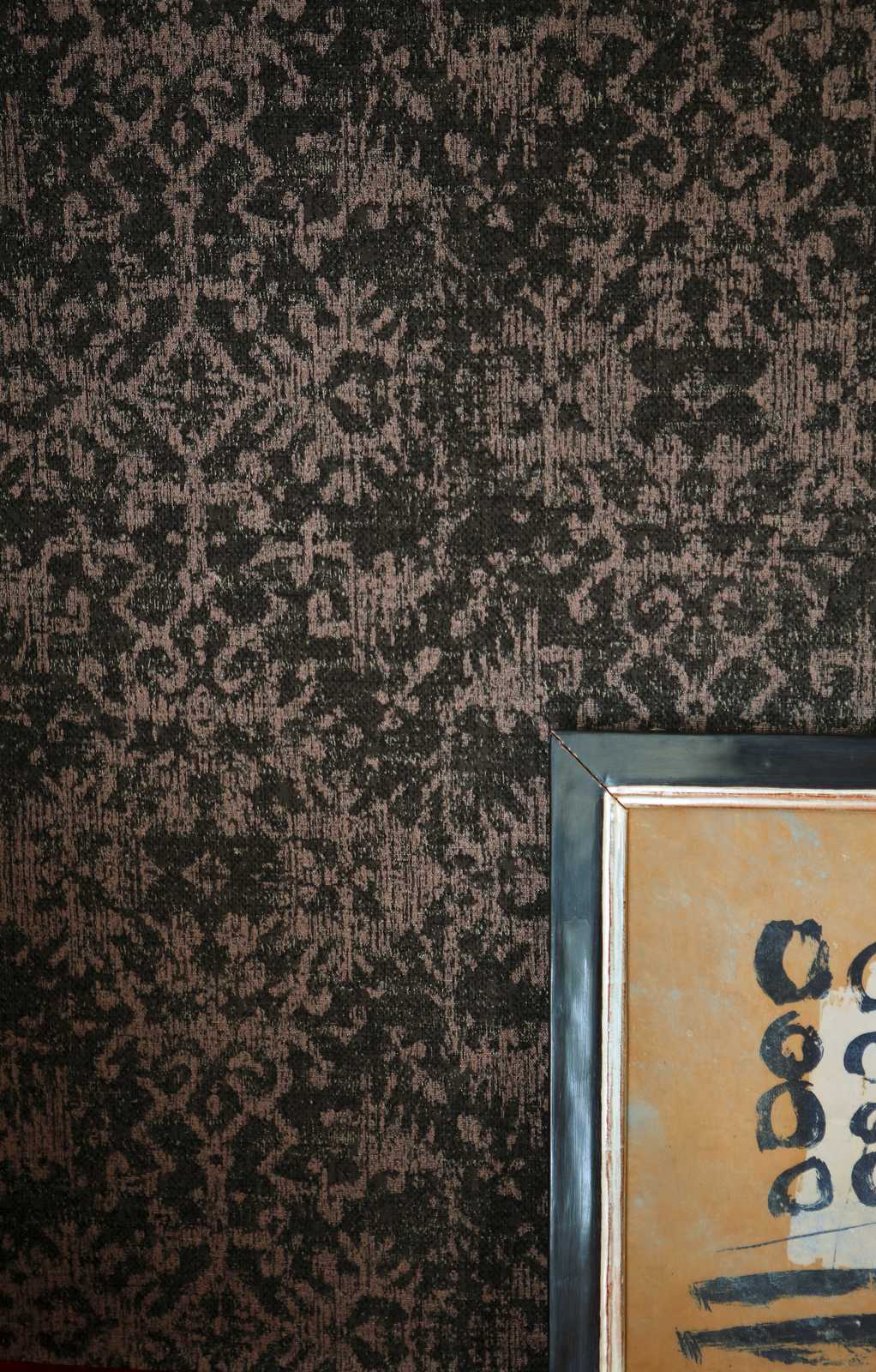             Schwarze Tapete mit Textiloptik und Teppich-Design
        