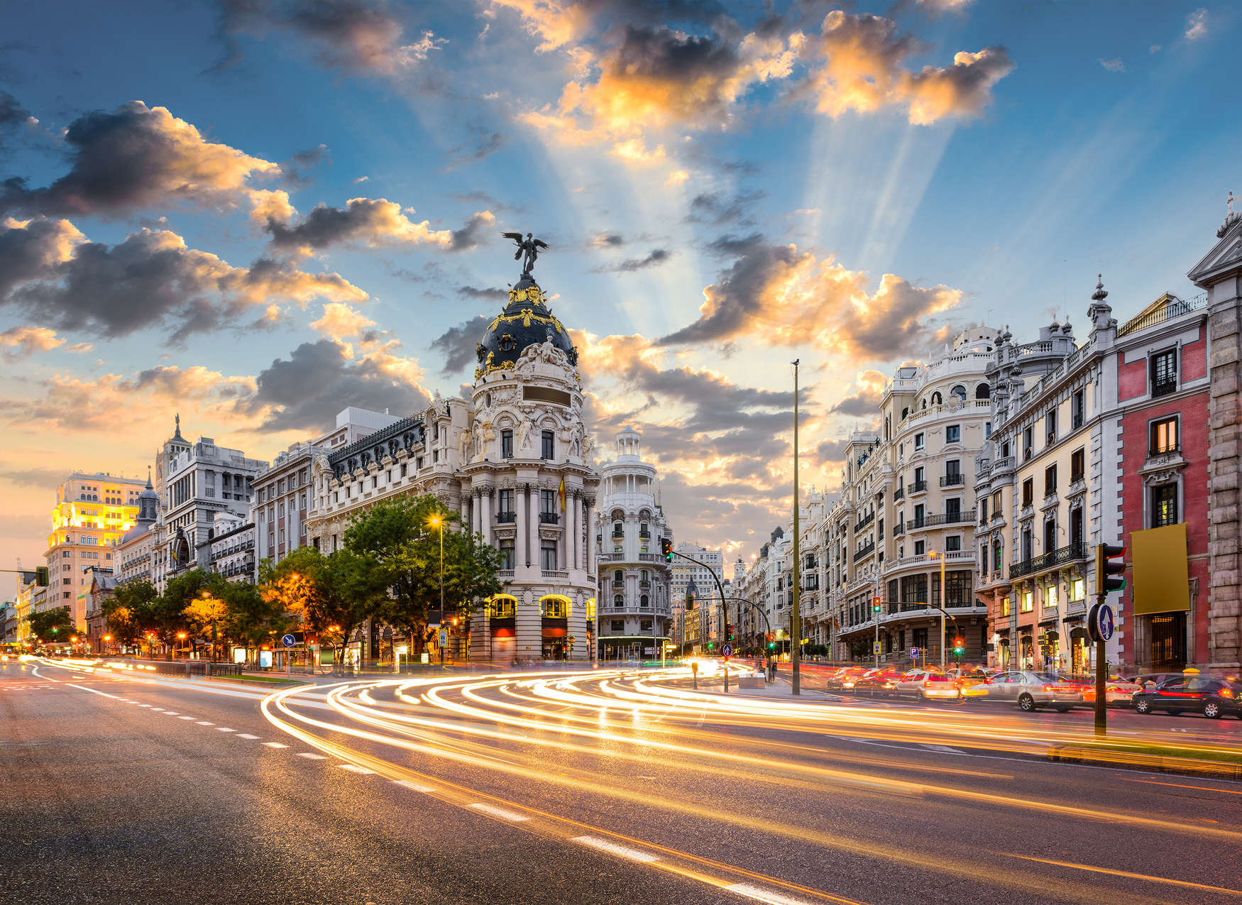             Madrids Straßen am Morgen – Blau, Grau, Weiß
        