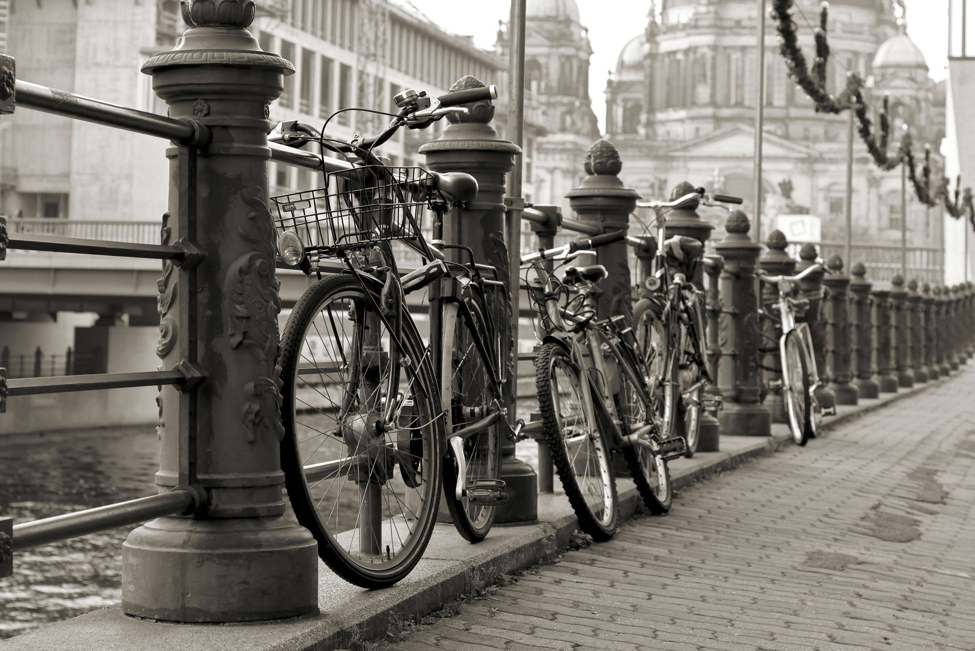            Stadt Fototapete Fahrräder am Flussgeländer auf Perlmutt Glattvlies
        