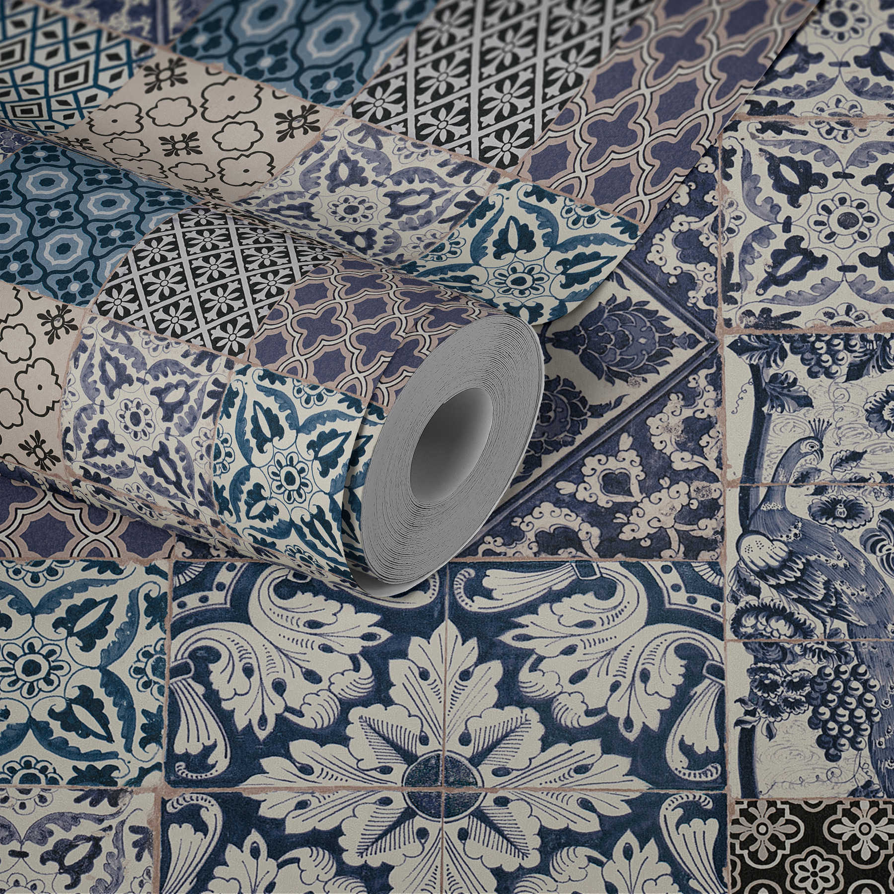             Tapete in Fliesen & Mosaik Design – Blau, Creme, Weiß
        